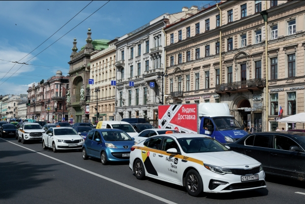 Почему таксисты взбунтовались против "зелёной" квоты: правда об электромобилях на дорогах