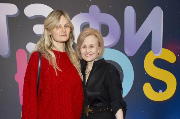 Дочь Дарьи Донцовой: стилист из ЦУМа, которая одевает собственную маму