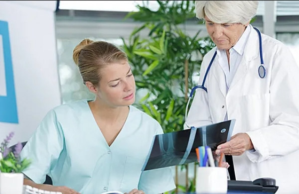 Минздрав упростил законопроект об обязательной отработке молодых врачей с наставником